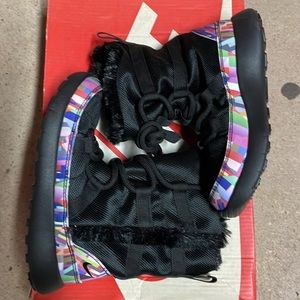 Brand new in box Nike girls Roshe 1 hi print faux fur lined boots.